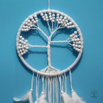 Décoration bohème avec attrape-rêve blanc