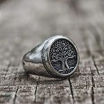 Accessoire masculin élégant, motif arbre de vie gravé
