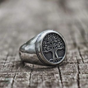 Accessoire masculin élégant, motif arbre de vie gravé