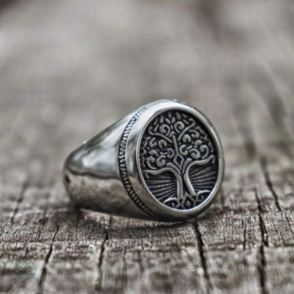 Accessoire masculin élégant, motif arbre de vie gravé