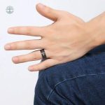 Bague en métal noir à motif arbre de vie