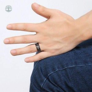 Bague en métal noir à motif arbre de vie
