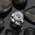 Bague en argent représentant l'Arbre de Vie symbolique