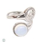 Bague arbre de vie en pierre opale élégante et symbolique