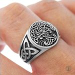 Bague ornée du motif mythologique Yggdrasil