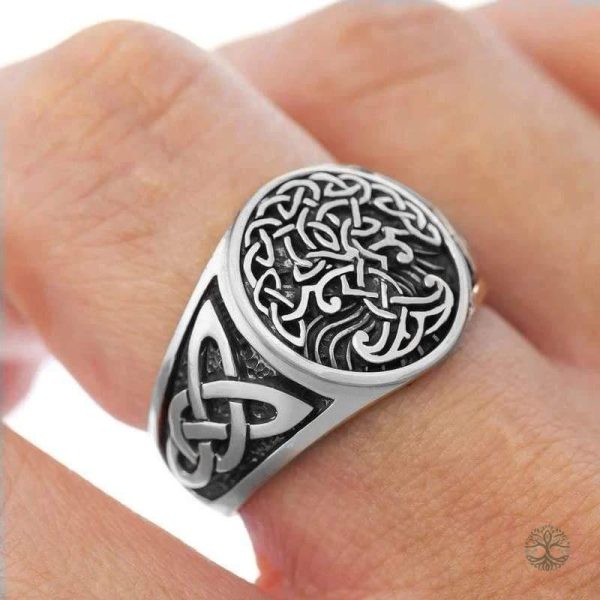 Bague ornée du motif mythologique Yggdrasil