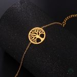 Bijou doré représentant l'arbre de vie sur bracelet en acier