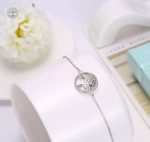Bracelet argenté représentant un arbre de vie élégant et symbolique