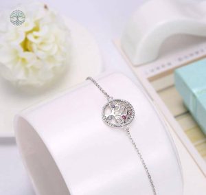 Bracelet argenté représentant un arbre de vie élégant et symbolique