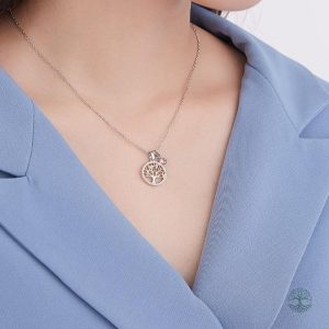 Variations d'un collier Arbre de Vie argenté, design élégant et symbolique