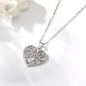 Collier cœur en argent, design symbolique