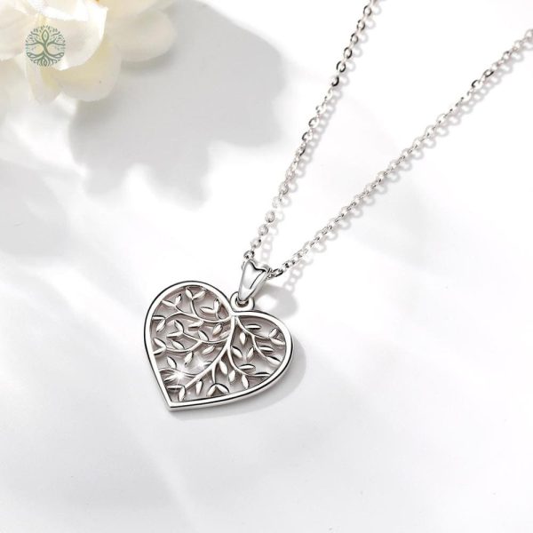 Collier cœur en argent, design symbolique