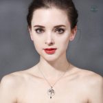 Collier argenté représentant l'Arbre de Vie, cristal vert