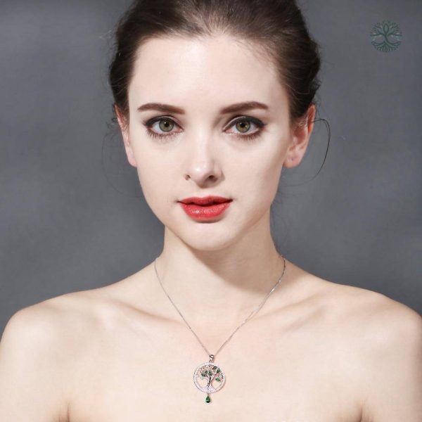 Collier argenté représentant l'Arbre de Vie, cristal vert