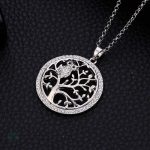 Bijou en argent représentant un hibou sur un arbre de vie