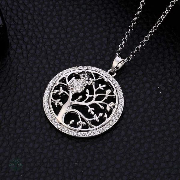 Bijou en argent représentant un hibou sur un arbre de vie