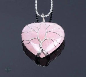 Bijou en Quartz Rose représentant l'Arbre de Vie, design unique