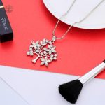 Collier argenté représentant un Arbre de Vie floral