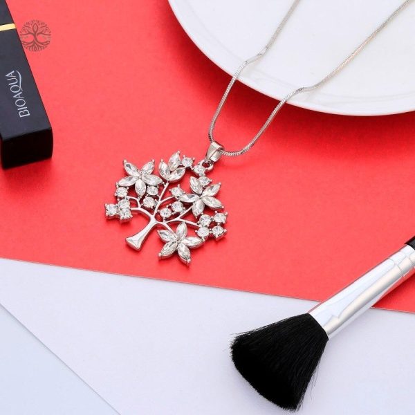 Collier argenté représentant un Arbre de Vie floral