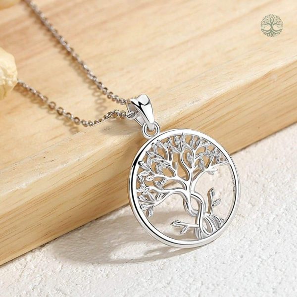 Collier en argent avec motif d'arbre de vie